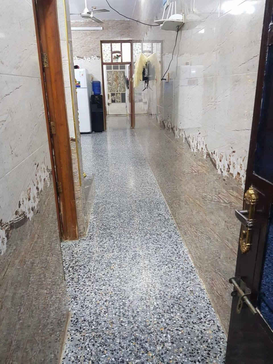 سلام عليكم 

دار للبيع مساحة يتكون من ١٠٠متر استقبال ٥×٣٦٠
وبصفة متدخل، وصاله ٧ متر من ضمنها مطبخ ومنور وبصفة حمام، وغرفة ٤٥٠×٥ وترك ١٥٠×٥ وحوش ٣٥٠×٥ وبالنسبة للبيت الفوك كله مطبك حتى البيتونه زفت وفلين وشتايكر، والجوه كله كامل كاشي من الترك لباب الشارع. العنوان بغداد بوب الشام  زراعي بيت ضيفان  الاستفسار الاتصال على الرقم ***********
