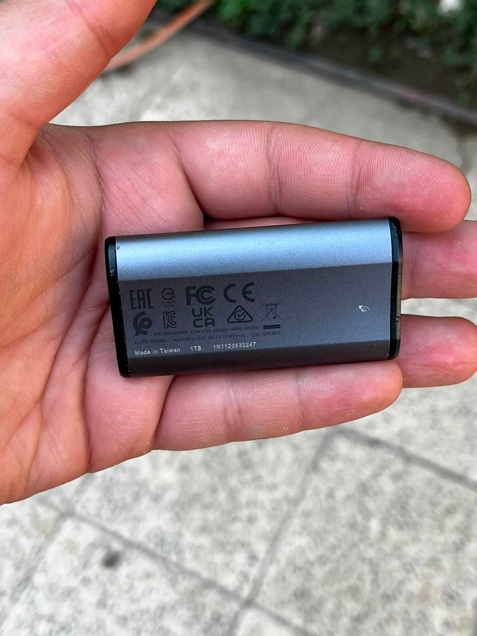 ⚡️ فرصة لا تتكرر لعشاق السرعة والأداء العالي! ⚡️
للبيع هارد خارجي فائق السرعة SSD ADATA Elite SE880 الأصلي بسعة 1 تيرابايت (1TB).
إذا كنت تبحث عن أداء جبار لنقل ملفاتك، ألعابك، أو فيديوهاتك بدقة 4K في ثوانٍ معدودة، فهذا الوحش الصغير هو خيارك الأفضل!
💡 أهم المواصفات المتميزة:
 المنفذ والجيل المستقبلي: يأتي بأحدث تقنيات الاتصال USB 3.2 Gen 2x2 لضمان أعلى كفاءة واستقرار.
 نوع المنفذ: منفذ تايب C (Type-C) متوافق مع اللابتوبات، الهواتف الذكية، وأجهزة الكونسول (PS5 / Xbox).
 سرعة خارقة: سرعة نقل بيانات مرعبة تصل إلى 2000MB/s (ملفاتك الكبيرة تنتهي برمشة عين!).
 الحجم: تصميم مدمج وأنيق جداً (بحجم الإصبع تقريباً) يسهل حمله في الجيب إلى أي مكان.
🔍 حالة القطعة:
القطعة مستعملة نظيفة جداً وبحالة ممتازة (أخت الجديد) وشغالة بكفاءة 100%.
💰 السعر والعرض الخاص:
 السعر الأصلي: 320 ألف دينار عراقي.
 🔥 عرض التخفيض الخاص: 275 ألف دينار عراقي فقط وبي مجال للشراي !

📦 الملحقات: يأتي مع الكابل الأصلي الخاص به.
📍 الموقع: بغداد (توصيل كافة محافظات العراق.
📞 للاستفسار أو الشراء، يرجى المراسلة على الخاص أو الاتصال على الرقم ***********
