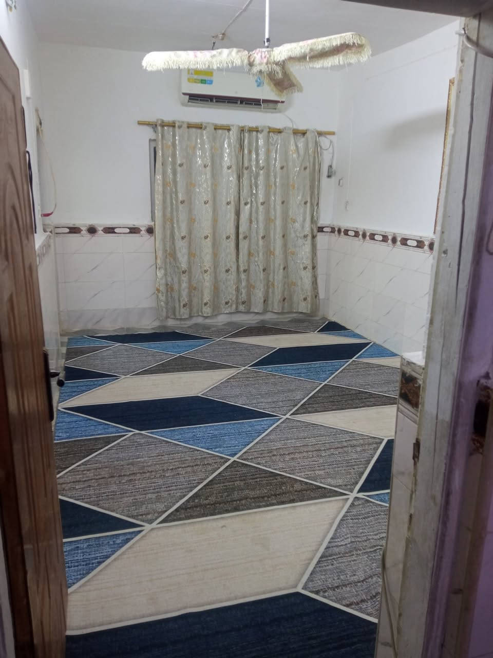 الدار للبيع.
مساحه 100 مكان حله ابو خستاوي قرب منصور سماج سعر 16 وبي مجال***********
