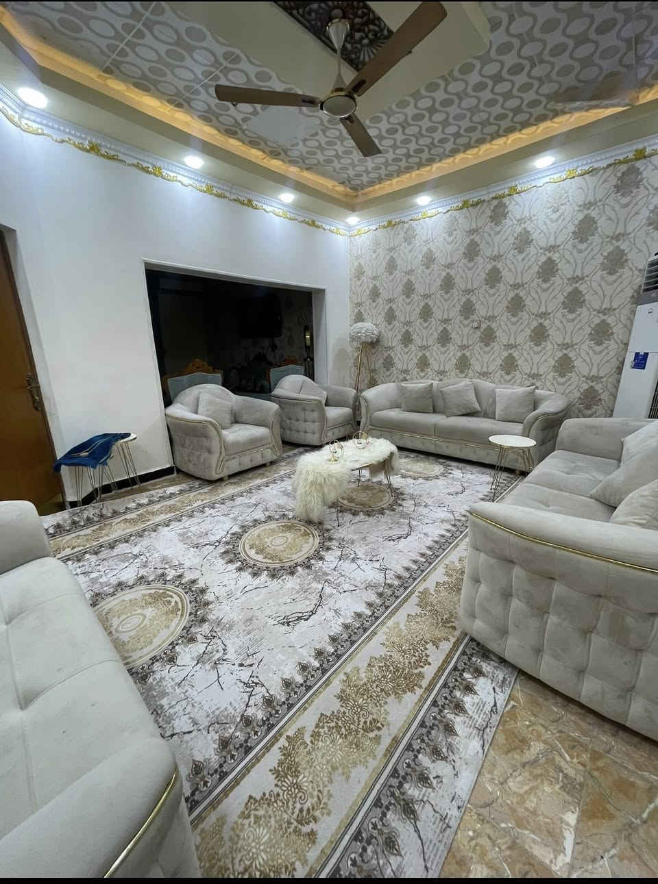 🏠 دار سكن للبيع - مكتب عقارات رافد 🏠
يعلن مكتب عقارات رافد عن توفر دار سكنية بمواصفات متميزة وموقع استراتيجي في منطقة ياسين خريبط (الزوان الأول)، حيث تبعد شارعاً واحداً فقط عن الشارع العام.
📐 تفاصيل المساحة:
• المساحة الكلية: 200 متر مربع.
• الواجهة: 10 متر.
• النزال: 20 متر.
🏗️ تصميم الدار (نظام طابقين):
🔹 الطابق الأول:
• ديوانية (استقبال).
• صالة داخلية.
• غرفتين نوم.
• مطبخ متكامل بنظامين (حار وبارد).
• مجموعة صحيات متكاملة.
🔹 الطابق الثاني:
• 3 غرف نوم واسعة.
• مجموعة صحيات.
🔹 المشتمل الإضافي (ملحق مع البيت):
• يحتوي على (غرفة + صالة + مطبخ + حمام)،.
📞 للاستفسار والتواصل:
للمزيد من المعلومات أو لتحديد موعد لمشاهدة العقار، يرجى الاتصال بنا على الرقم التالي:
👉 ***********
👉*********** 
حياكم الله وكل الهلا بيكم في مكتب عقارات رافد!
