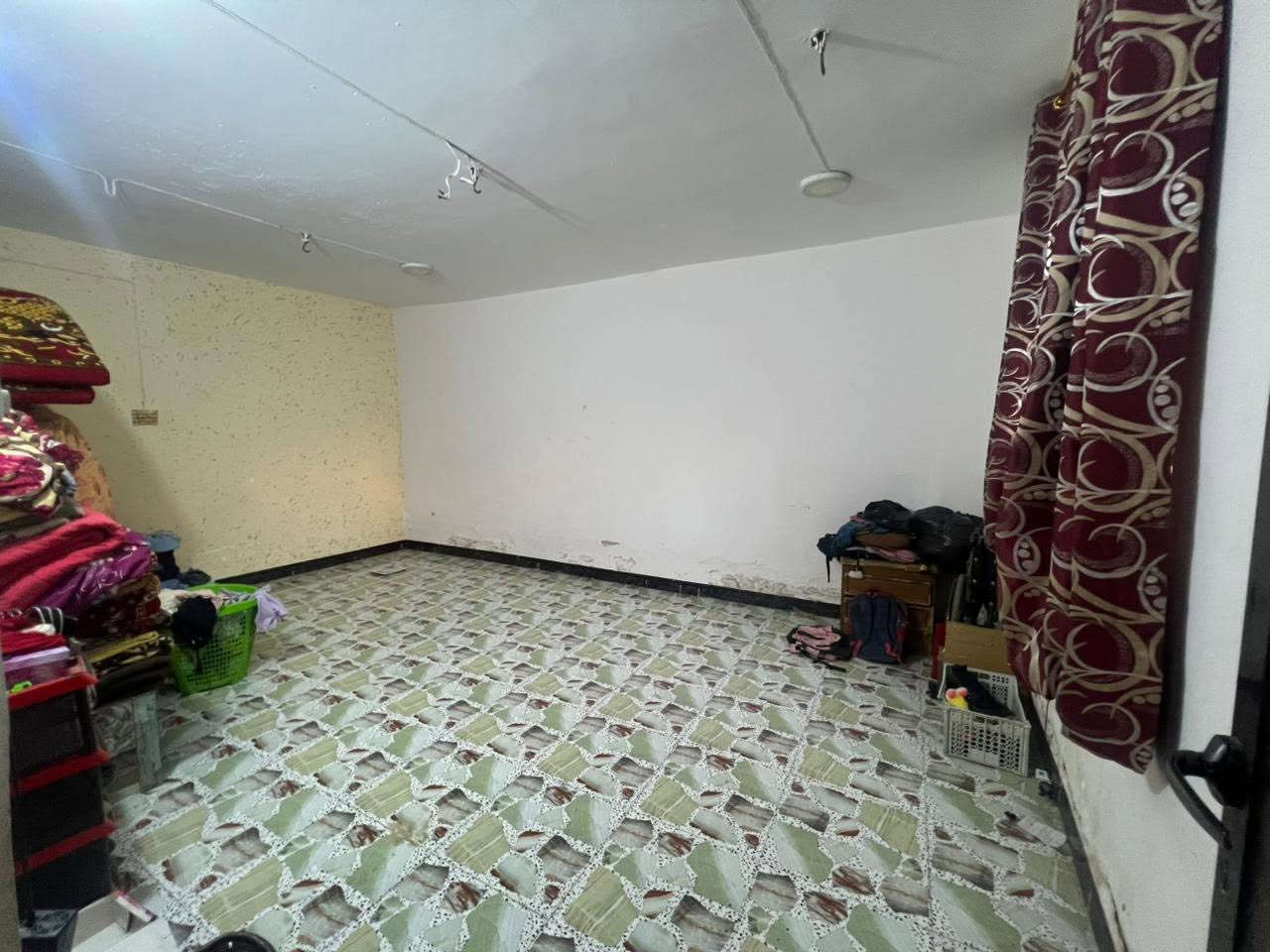 ‏بسم الله إعلان دار للبيع المساحة 200 متر طابو ملك صرف موقع الدار الملعب قرب مضيف جبور أقرب مدرسة الأمجاد يحتوي الدار استقبال ومطبخ وصالة وغرفة عدد اثنين سعر الدار 125  ￼مليون التواصل على الرقم *********** مهند للعقار في الرمادي ￼￼
