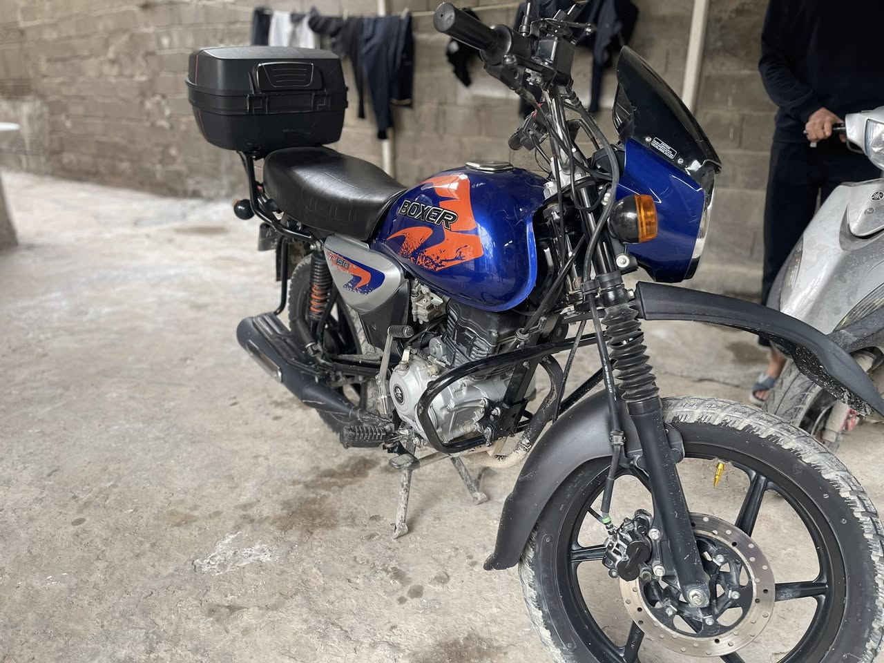 السلام عليك بوكسر ٢٠٢٣
جديد مكفوله كفاله عامه 
ماشيه ١٦ الف 
مرقمه عربي 
سنويه جديده 
سعر مليونين ٥٠٠ الف 
مكان البلديات شارع كهرباء 
***********
بيه مجال
