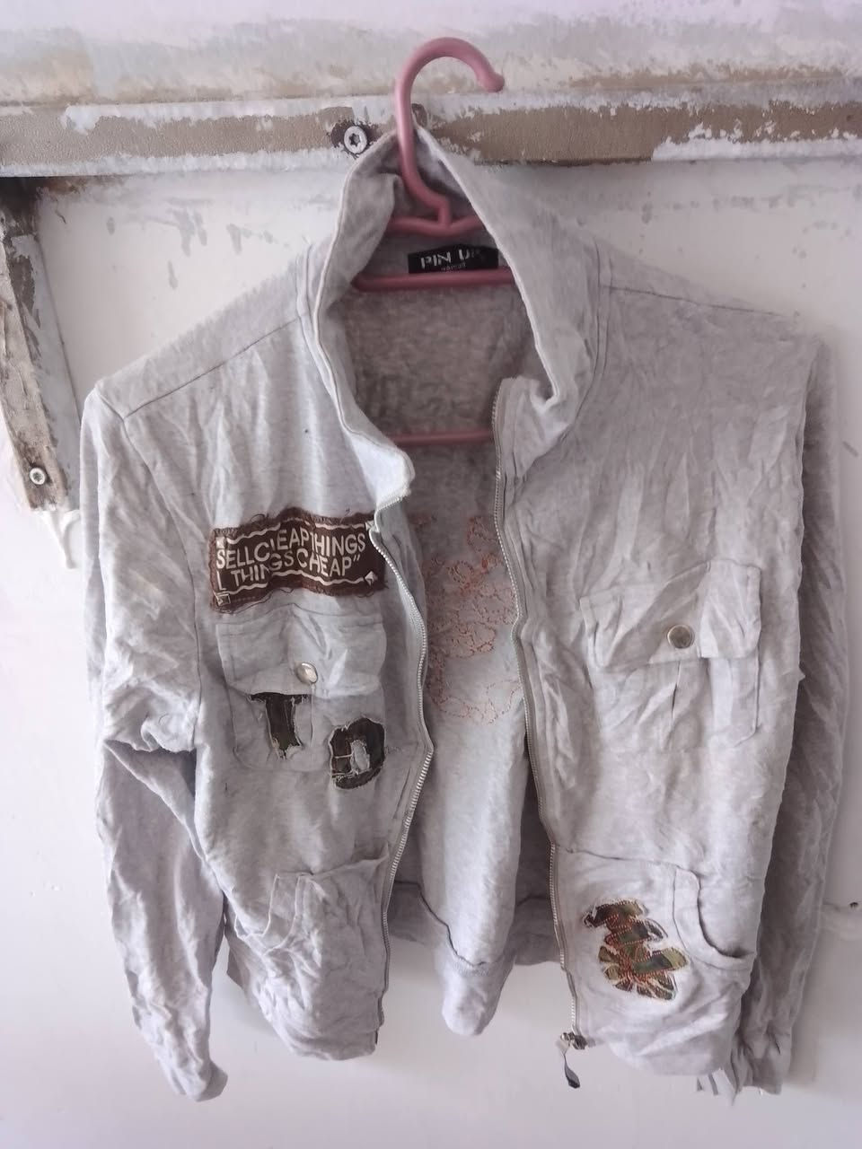 اخوان عندي هاي البالات شتوي للبيع 400 قطعه شلع ابيعه اب 60 الف كله نضيفات بي سويتر ولادي وبناتي وقميس وبنطرون وقماصل رجالي ونسائي وملابس اطفال اذا شراي خابرني وتدلل رقم الموبايل ***********  والخاص مفتوح .
