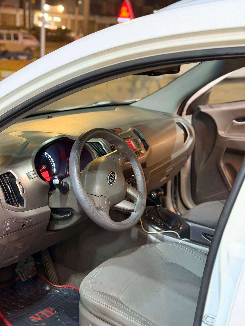 السلام عليكم سبورتج ٢٠١١ بدون ضرر بدون صبغ بيها مكنتين بارد فقط كير محرك شرط ماشيه ١٨٠ سلايت كامره اصليه تحمات استيرن جهتين***********.
.***********
