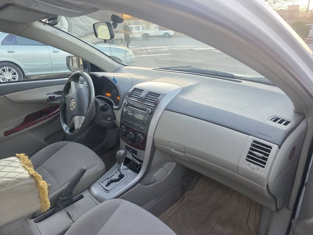 بیکاشۆ 2009
ئۆتۆماتیک مەکینە 16
یەک پارچە بۆیاخ بێ ناوگرتن
سەنەوی دوو مانگە تەواو بووە
گێڕوو مەکینە بەشەرت
تەحویلوو خرامە بەشەرت
بێ مەسرەفە

سیعر// 114 گەڵا کۆتای

 شوێن//هەڵەبجەی شەهید
***********
*********** حلبجة, السليمانية
