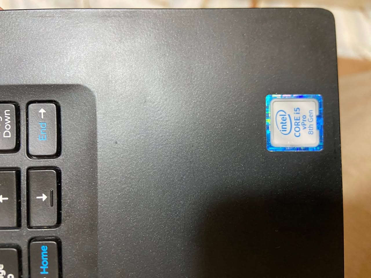 لابتوب Dell Latitude 7490 – مواصفات ومميزات نظافة 100%
🔹 المواصفات الأساسية

 • الموديل: Dell Latitude 7490

 • المعالج: Intel Core i5-8350U (لغاية 3.6GHz)

 • الذاكرة (RAM): 16GB DDR4 – سرعة 2400 MT/s

 • التخزين: SSD سعة 512GB – سرعة عالية

 • كارت الشاشة: Intel UHD Graphics 620

 • الشاشة: 14” Full HD

 • النظام: Windows 11

🔹 المميزات

 • هيكل متين وفئة Business Class

 • لوحة مفاتيح مضيئة Backlit

 • أداء سريع جداً بفضل SSD + RAM 16GB

 • بطارية تدوم لفترات جيدة

 • وزن خفيف وسهل الحمل (1.4kg تقريباً)

 • مناسب للعمل، الدراسة، المحاضرات والبرامج اليومية

 • كيبورد مريح جداً للكتابة

 • تشغيل هادئ وما يسخن بسهولة


**إذا كنت صاحب هذا الإعلان وتريد حذفه لأي سبب، رجاءا أرسل رسالة إلى الدعم الفني**