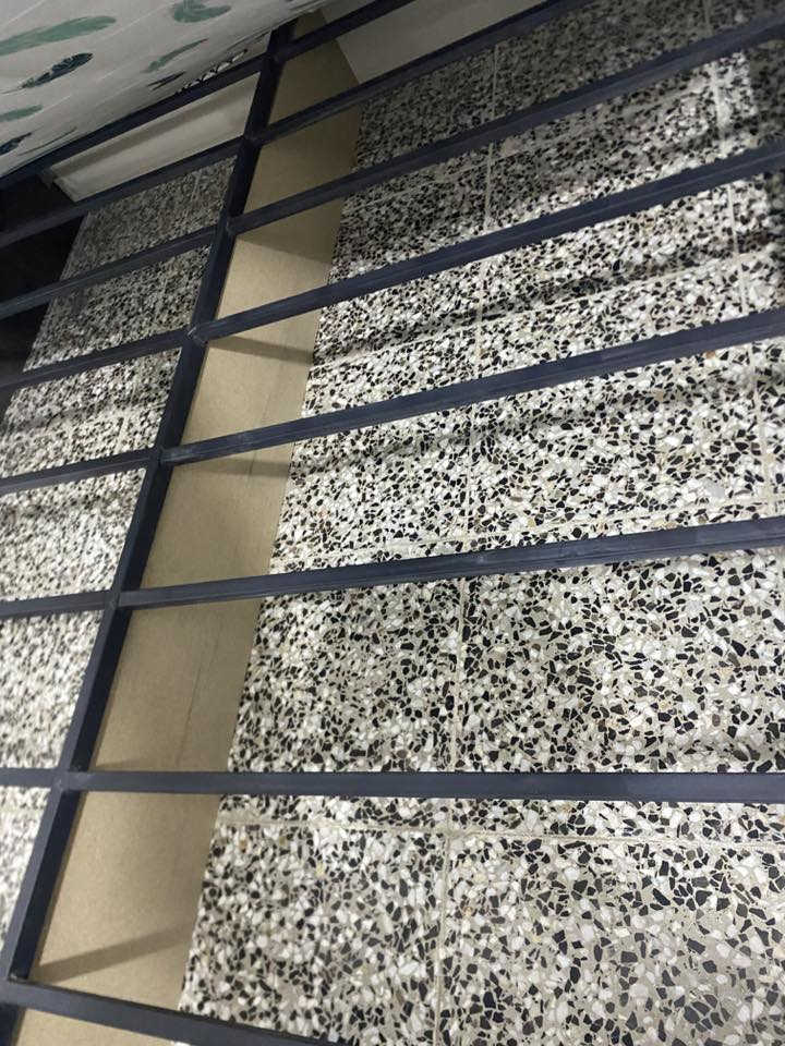 السلام عليكم غرفه 10 قطع  تركي جديده للبيع سرير نفرين مخزن داخلي واناره جانبيه كنتور 6 أبواب مع ملحق 2 باب طابوريه وشازلون  للاستفسار ***********
