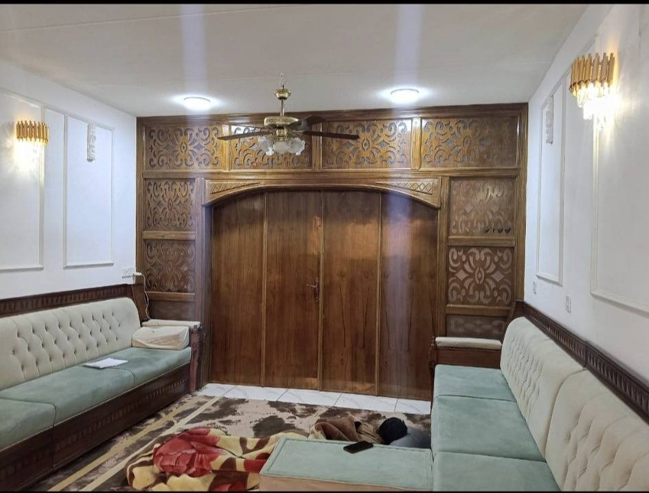 ٠٠للبيع ٠٠بالاقساط 
للبيع دار مساحة 200مترطابقين ثلاثة غرف نوم 
اضافات جبسون باب وسطيه تسقيف المكشوفات 
يباع بمقدمه  ١١٨ مليون  والباقي أقساط  للعقاري 
موقع ممتاز نجف قرية الغدير٢ شارع١٠٠م الحولي 
للأستفسار اتصل *********** مكتب الامراء
