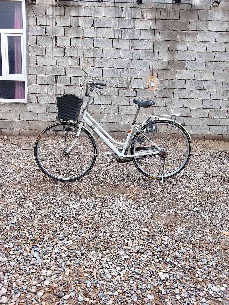 السلام عليكم بايسكل لبيع حجم 27 نضيف ما ناقصة ايشي تايرات جديدة السعر 65 وبي مجال  مكان تقاطع السادة  رقم الهاتف***********
