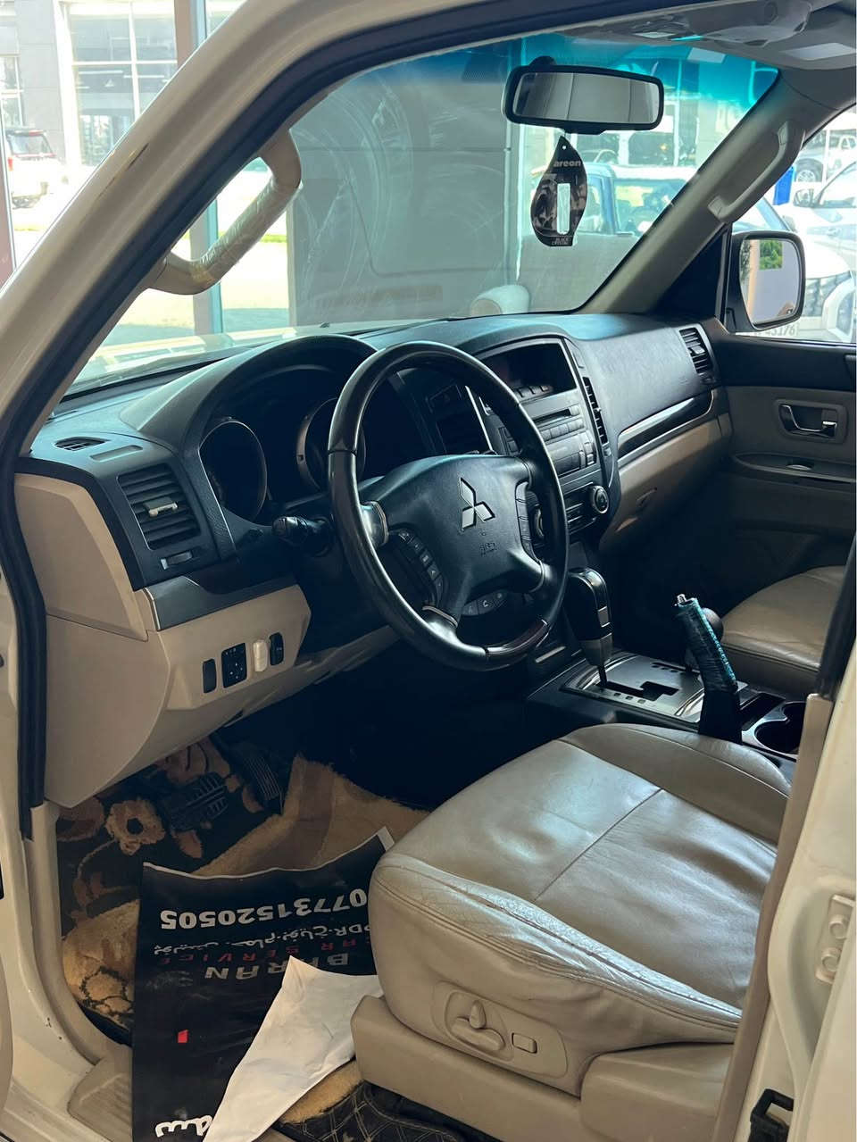 السلام عليكم 
باجيرو 2010 محرك 3.6 6 سلندر 
ممشى السيارة203000km
مواصفات السيارة:كشنات جلت - سلايد -تبريد خلفي- حاسات خلفية -بلاجكتور - يدات نيكل -اشاير بلمرايه -ويلكب قياس 17-CD BOX - تحكمات ستيرن - 4WD السيارة 
جاملغ الخلفي شبر صبغ - باب صندوق شبر صبغ - البنيد 4 اصابع بارد و السيارة بيه تفاصيل 
السعر 125ورقه و بي مجال 
للاتصال :
*********** السليمانية, العراق
