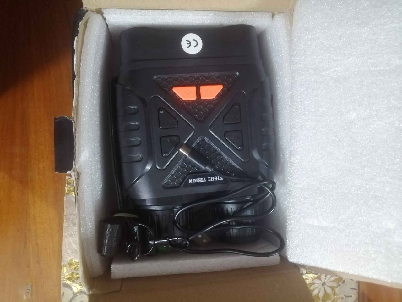 السلام عليكم ناظور ليلي 
جديد ما مستخدم
هذا الجهاز عبارة عن منظار رؤية ليلية رقمي، وإليك أبرز مواصفاته الفنية:
الشاشة: شاشة عالية الدقة مقاس 2.8 بوصة.
الرؤية الليلية: مسافة رؤية تصل إلى 800 متر في الظلام الدامس مع 7 مستويات لضبط الأشعة تحت الحمراء بقوة 5 واط.
العدسة والتكبير: عدسة بفتحة 28 ملم مع تكبير رقمي يصل إلى 10 مرات.
البطارية والتشغيل: بطارية بسعة 2000 مللي أمبير توفر وقت تشغيل يصل إلى 3 ساعات.
ترجمة النص الأساسي في الصورة
معلمات الشاشة: شاشة HD مقاس 2.8 بوصة
البكسل: 2 مليون بكسل
العدسة: فتحة 28 ملم
ضوء الأشعة تحت الحمراء: 5 واط، 850 نانومتر، تعديل الأشعة تحت الحمراء بـ 7 سرعات
التكبير الرقمي: 10 مرات
مسافة المشاهدة في الظلام الكامل: 0.5 متر - 800 متر
مسافة المشاهدة في الإضاءة المنخفضة: 0.5 متر - غير محدود
تنسيقات الملفات: الصورة: JPG؛ الفيديو: AVI
سعة البطارية: 2000 مللي أمبير
وقت العمل: 3 ساعات
وقت الشحن: 3 ساعات السماوا, المثنى


**إذا كنت صاحب هذا الإعلان وتريد حذفه لأي سبب، رجاءا أرسل رسالة إلى الدعم الفني**