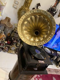 جرامافون • بوق ذهبي • خشب عتيق