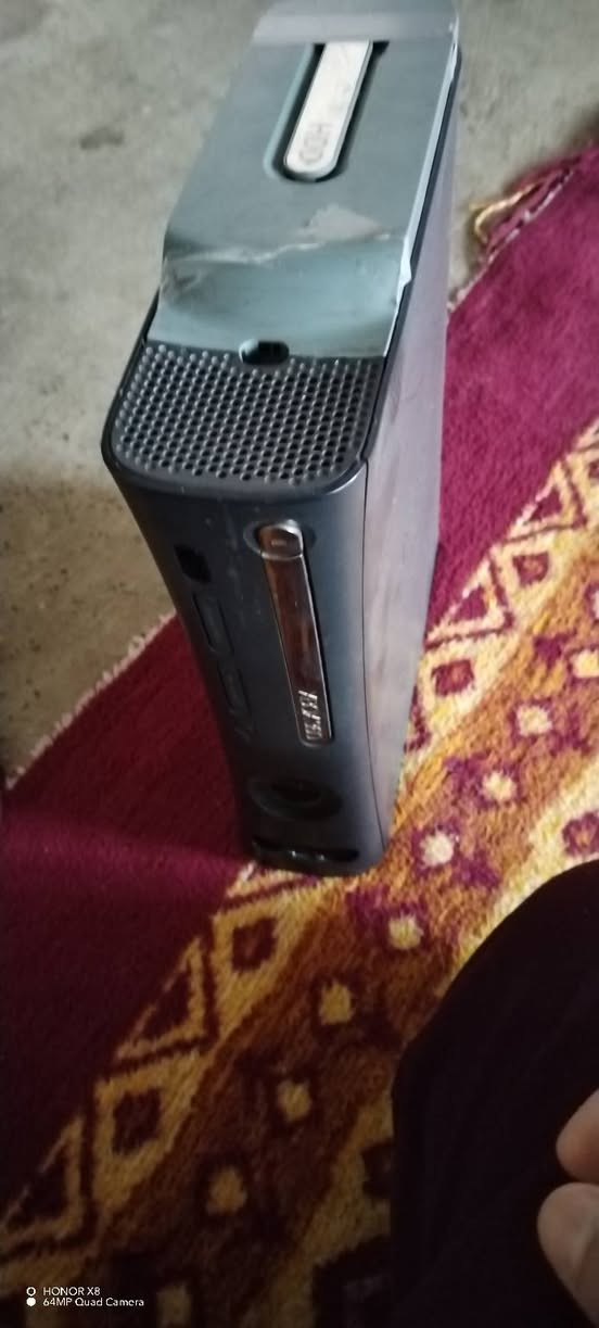 جهاز Xbox 360 نضافه فول شغال ١٠٠/١٠٠ واي فصله مابيه ابعز الحر ليل ونهار يشتغل وايه يده واير ويده ابلوتوث وايه استيرن العاب ادريفر وسباق السعر 90  هاذا رقم الفاتف ***********
***********
