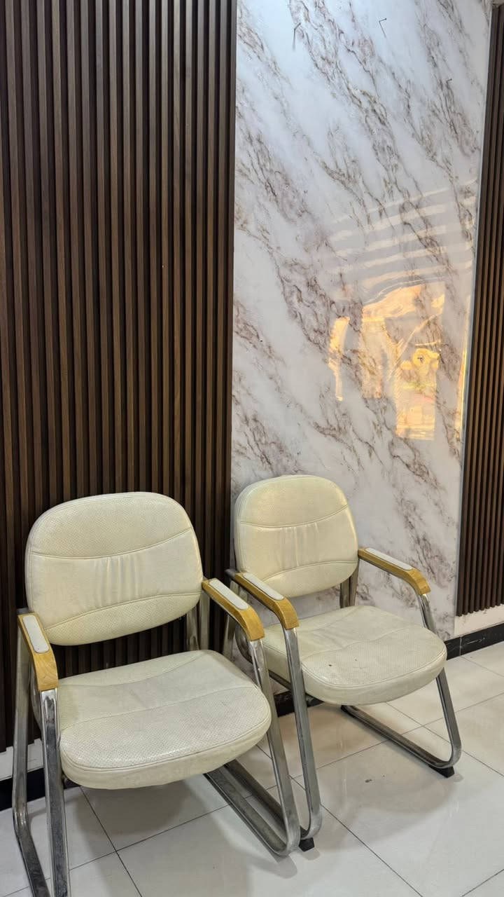 للبيع 📢
غراض مكتب مستخدمة بحالة ممتازة ✨

- خزانة رفوف مع خزانة سفلية  
- مكتب إداري حديث وأنيق  
- كراسي مريحة ونظيفة  

الاستخدام خفيف وما بيها أي عيوب 👌  
مناسبة للمكاتب، العيادات، أو حتى للبيت 🏠  
للاستفسار الاتصال علئ الرقم 
***********
