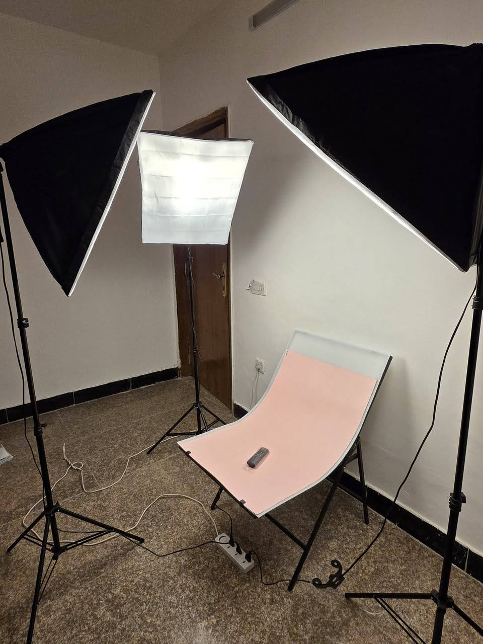 بوكس تصوير منتجات مستعمله ايام قليله
يتكون من كرسي منضدي للتصوير المنتجات المختلفه ويتكون من مصابيح سوفت عدد ٣ للتصوير تحكم بالريمونت لون الضوء وشدة الضوء لون الضوء ابيض واوف وايت واصفر سعر ٢٠٠ الف
كارتونه موجود 
الاتصال او مراسلة واتساب ***********
