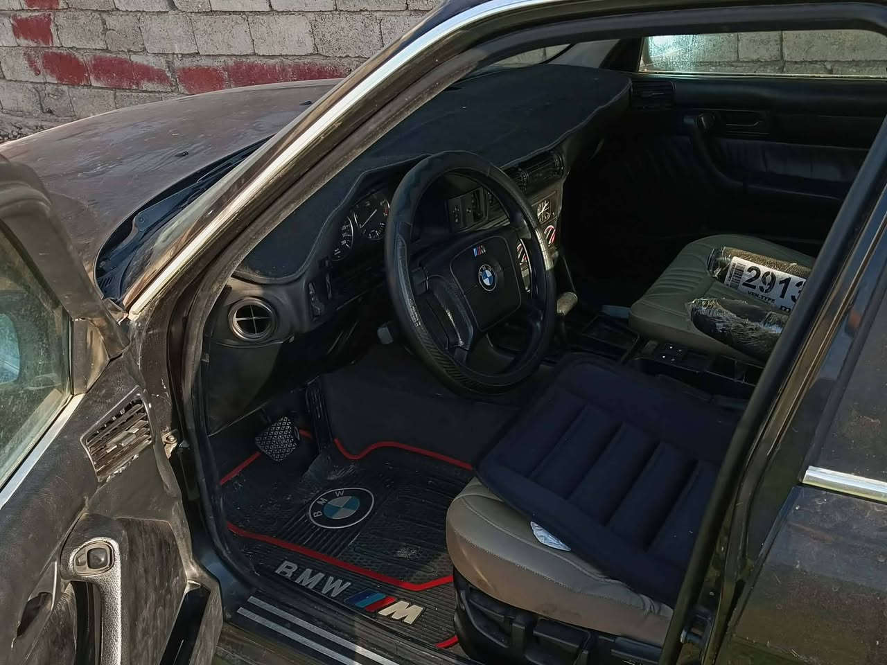 BMW
موديل 1993 حجم 525
محرك كبس تك فانوس 
گير اوتوماتيك 
كابون بانزين سنويه الى 2027
السعر خاص
***********
