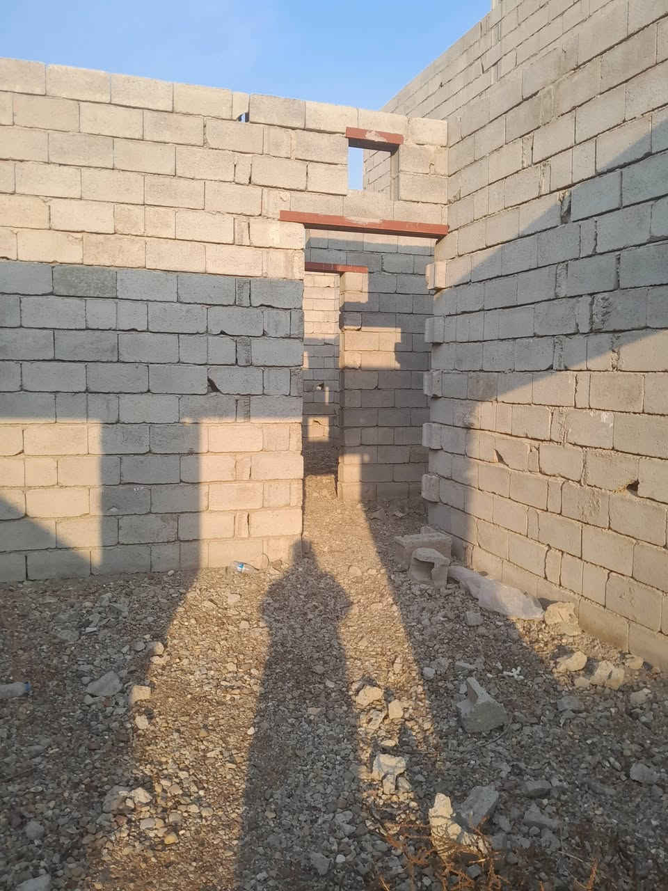 السلام عليكم ورحمة الله هيكل غير مسقف للبيع قطعه ومقاطعه الجمعيه الثالثه باراضي بيت عجيمه المساحه ١٥٠ متر شارع ٨متر السعر ٢٥ وبيها مجال بسيط اتصال ***********
