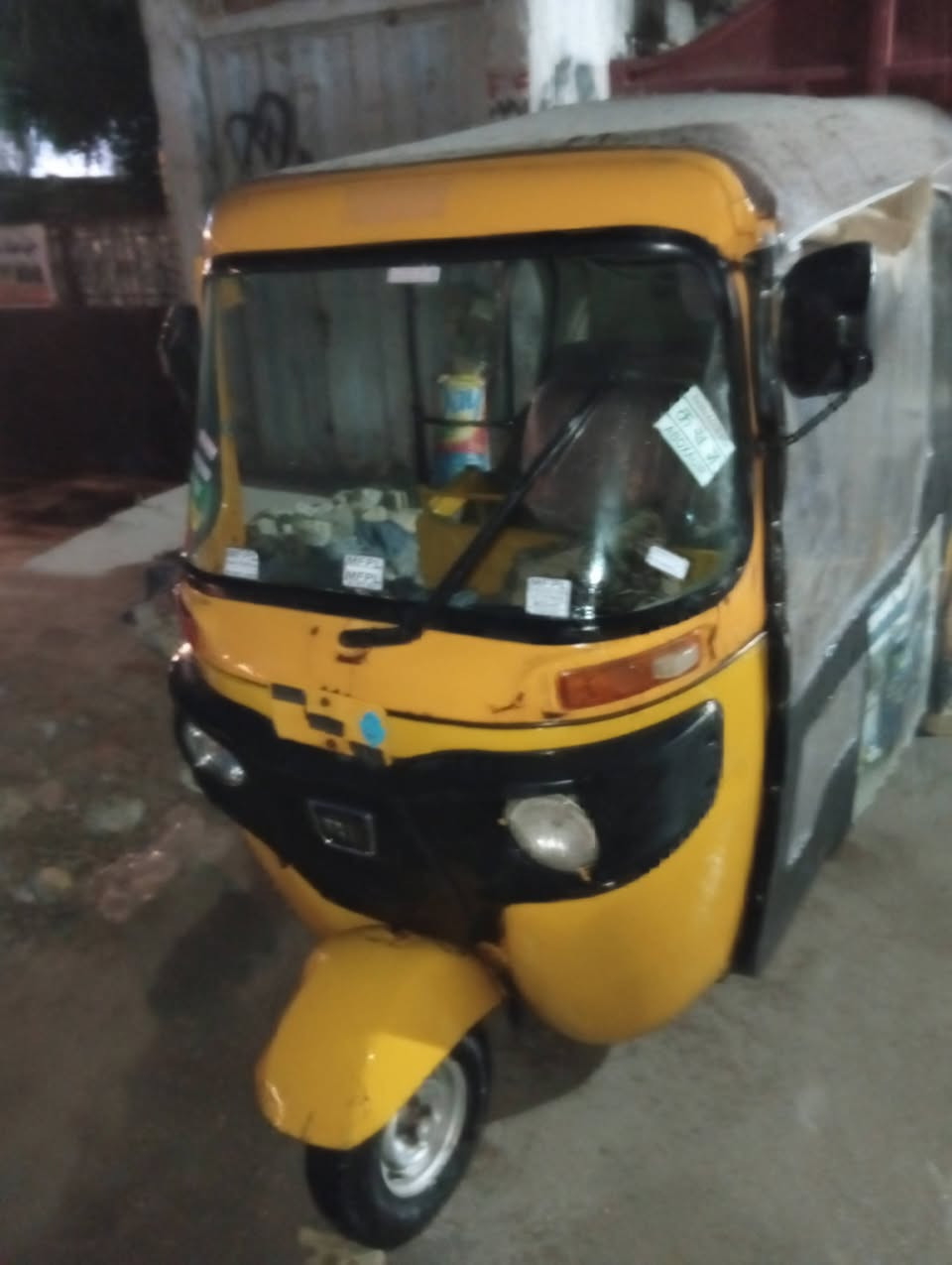 تكتك 21كفله عامه بيه ضربه خفيفه اوراق كمله ومكينه لا مفتوحه ولامجفته كلشي جديد دخم تاير جديد سعره 6250وبيه مجل تعل وتلل ***********مكان العبيدي شرع عشرين
