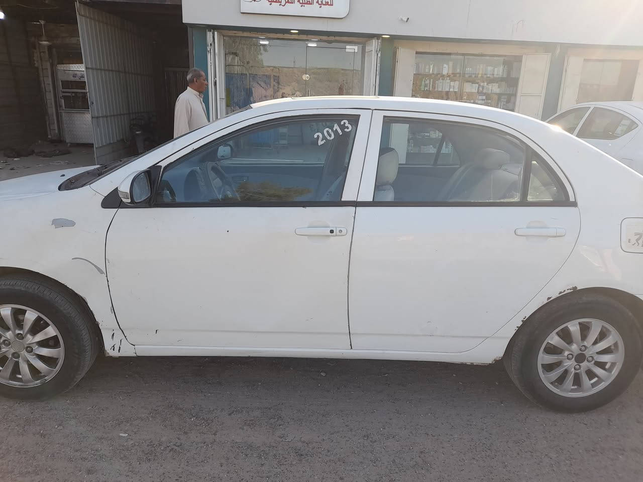 السلام عليكم سيارة بي واي دي جي ٣ كير ومحرك جدد حاويه صدرها جيد ماعدا درايف شفت ايمن سيارة باسمي رقم انكليزي من بدلت المحرك الغاز مال التبريد طلع يعني بس يرادلها غاز تبريدها ثلج بيها طخة بالجاملغ والباب الايسر خفيفة عالبارد سعرها ٤٨ بيها مجال بسيط للشراي مكاني بغداد التاجي حي الحسن العسكري رقم الموبايل ***********

