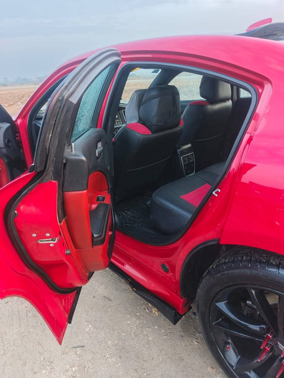 جارجر 2015 
مكينه 3600
كشن جلد حضن كهربائي جهتين
خزن ميموري وتدفئه وتبريد 
فتحه وشاشه كبيره وتحكمات وشفتات وكامره وردار جانبي ونقطه عمياء ومضخم صوت 
وتشغيل عن بعد
وكزوز رياضي 
منضومه زنون بلادي
سياره ماشيه 113 الف مايل
مكينه مسويله ادامه قبل كم يوم نوزل وبلك ونجكتر كله جديد اصلي
حداديه وتخم تاير
وكهربائيات تبريد تدفئه
سياره جاهزه السعر 178 وبيها مجال 
***********
