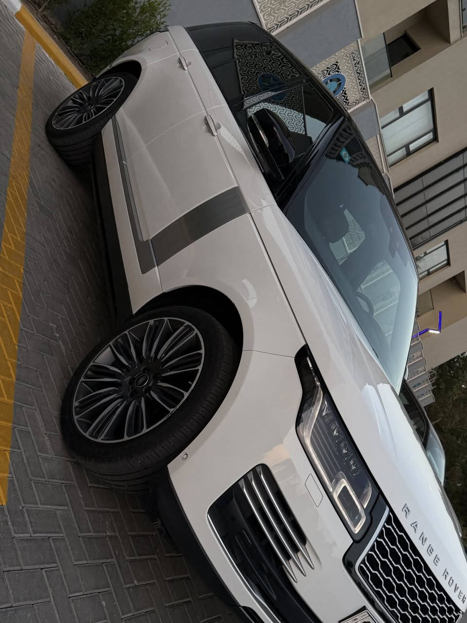 اخوان السلام عليكم.
عندي رانج روفر فوج موديل ٢٠٢١ 
السياره ماشيه ٤٨ الف كيلو متر 
مغلفه ppf من الطول لطول السياره كفاله عامه للاخير بدون اي شي لابارد ولا صبغ ولا اي شي 
معروفه مواصفاتها. فول لفول وغنيه عن التعريف 
اخوان السياره ضمان شركة سردار وصيانتها كلها بل شركة وقطع غيارها كلها بل شركة السياره ربع دينار مصرف مابيها. 
كامله مكمله من كلشي. 
عارضها67 الف دولار وبيها مجال شي بسيط جداً 
***********
بغداد السيديه.
