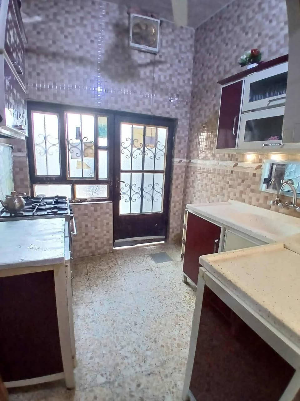 ياالله اللهم صل على محمد وعلى اله محمد 
دار للبيع مساحه 100طابو زراعي سند 25بيت طابقين يحتوي الطابق الارضي على غرفه النوم واستقبال وصاله ومطبخ ومنور وصحيات وطابق ثاني غرفتين العنوان طويريج شارع 40خلف حي الصناعي قرب المدرسه 
.. للاستفسار الاتصال ***********

