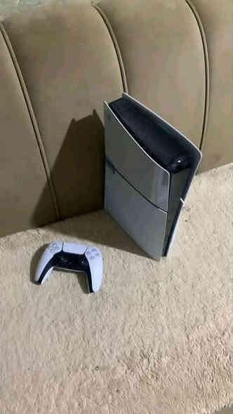 بلي 5 سلم 
1 تيرا
مع حساب بيه اكثر من 50 لعبه ضمنهم بيس 2021
وجوستك 5 بيها درفت
وجوستك بلي 4
وكامل ملحقاته وكارتونته 
سعر 500
مكاني كركوك 
تواصل واتس ***********
