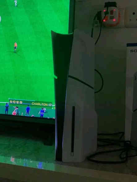 بلي 5 سلم 
1 تيرا
مع حساب بيه اكثر من 50 لعبه ضمنهم بيس 2021
وجوستك 5 بيها درفت
وجوستك بلي 4
وكامل ملحقاته وكارتونته 
سعر 500
مكاني كركوك 
تواصل واتس ***********
