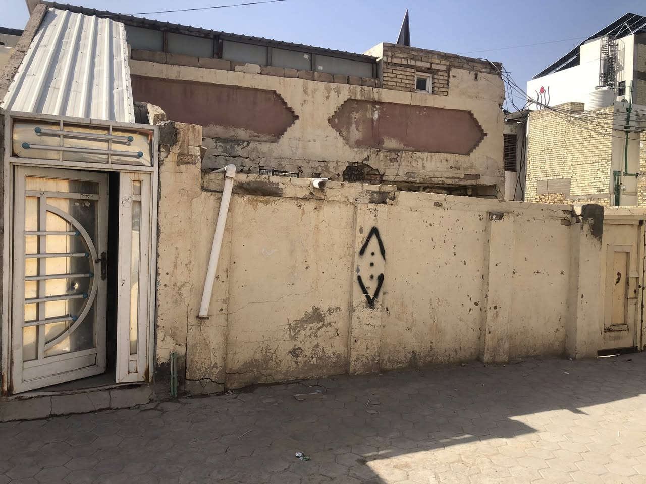 سلام عليكم. بيت لبيع. 200 متر. في حي الجمعية. خلف شارع الوائلي مباشرا. بيت قديم يعتبر عرصه 
فرع مكتبه الالوان الجديده
لمعرفه التفاصيل الإتصال على
***********
