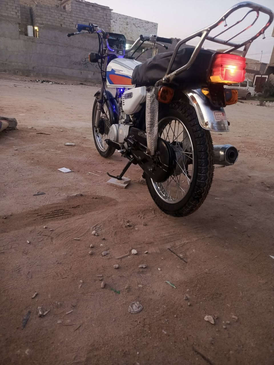 السلام عليكم شباب دراجه للبيع 
موديل 18 أوراق أصولي مكينه حلوة كهربائيات شغاله الدراجه جاهزة مال شغل مداور يم حسين السعر 350 وبيها مجال للشراي مكاني كربلاء الاسكان العسكري شارع الدرة الرقم ***********
