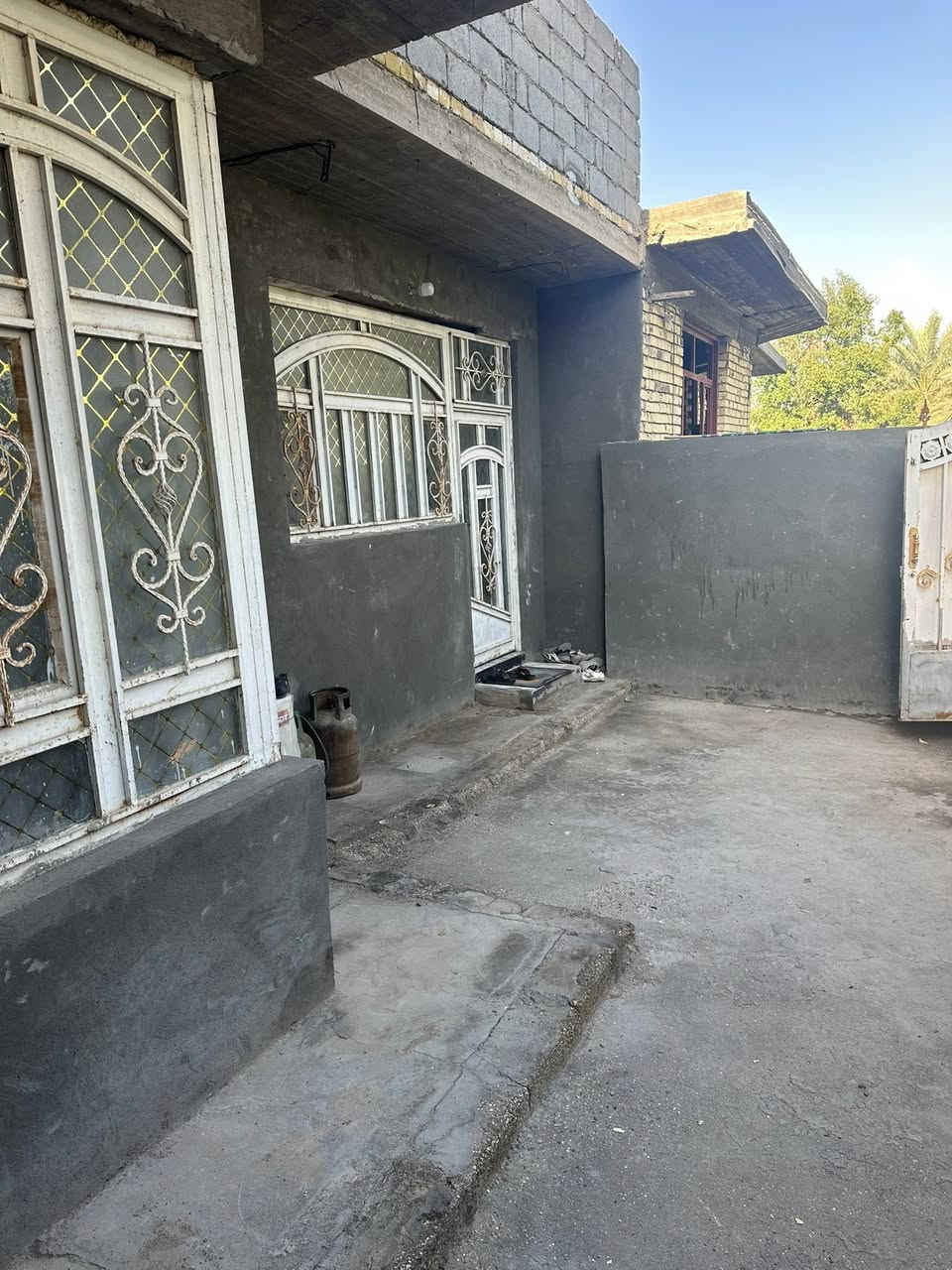 السلام عليكم….للبيع بيت طابق واحد زراعي مكاتبه ملحق حي النور…بناء طابوق جمهوري السقف صب جاهز للسكن سنةالبناء 2025
المساحه الكليه👈190م
الواجهه👈14م
النزال    👈13,500م
السعر  👈55 مليون
الأستفسار مكتب امجد العلواني للعقار 
حي17 قرب جامع الرسول(***********)
