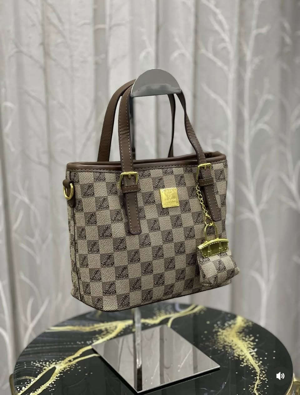 👜 حقائب نسائية مطبّعة(عرض خاص السعر(15) الف
نقوش عصرية • ألوان جذابة • ستايل مختلف تماماً
مو بس حقيبة… قطعة تكمّل شخصيتك ✨
يوجد توصيل بغداد وباقي المحافظات🚚


**إذا كنت صاحب هذا الإعلان وتريد حذفه لأي سبب، رجاءا أرسل رسالة إلى الدعم الفني**