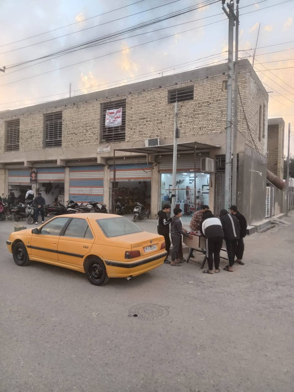 الدار للبيع (المساحه ٢٥٠) مع المحلات +شقه الموقع حي الشهداء شارع الزهور الإستفسار ***********
