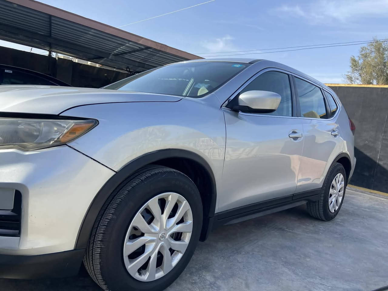 السلام عليكم للبيع نيسان روج موديل 2018 وارد امريكي بدون ضرر سياره رقم صلاح الدين جديده هزه سنويه كلها جديده  جاهزه باسمي السعر 150 وبيها مجال .مكان السياره شرقاط.اجميله
***********
***********
