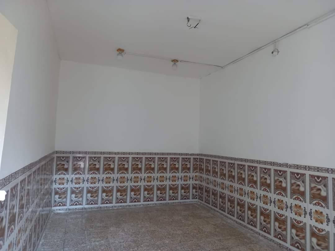 بسم الله الرحمن الرحيم 
دار  البيع  
السعر 32 مليون وبي مجال 
للبيع: منزل  في [ كربلاء / في منطقه سيد اسماعيل حي الرباب ] 
عمود 158
يبعد عن الشارع العام دقيقه واحده 
عقد 35.
 معه  معامله تحويل طابو صرف  اجرات كامله
مميزاته:
- المساحة: [100].
- عدد الغرف: [غرفه] غرفه نوم واسعة.
- صاله+ استقبال منفصل 
صحيات خارجيه 
لاستفسار مراسلتي خاص او وتساب 
***********
***********
