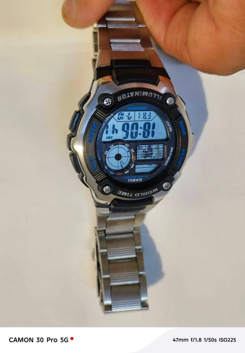 سلام عليكم للحجز واتساب ***********
هذه هي ساعة كاسيو الرقمية الرياضية (Casio AE-2100WD-1AVDF) الشهيرة بمتانتها ومميزاتها المخصصة للمغتربين والمسافرين. إليك أبرز مواصفاتها:🛠️ التصميم والموادالهيكل والإطار: مزيج من الراتنج (البلاتين القوي) والفولاذ المقاوم للصدأ (Stainless Steel).السوار: مصنوع بالكامل من الفولاذ المقاوم للصدأ مع مشبك ثلاثي الطي لحماية الساعة من السقوط.الزجاج: زجاج معدني (Mineral Glass) مقاوم للخدوش والصدمات.🕒 ميزات ضبط الوقت والوظائفعمر البطارية: بطارية خارقة تدوم حتى 10 سنوات (نوع CR2025).التوقيت العالمي: شاشة رقمية تحتوي على خريطة مصغرة للعالم لعرض الوقت في 48 مدينة (31 منطقة زمنية) مع إمكانية التنقل السريع بين 4 مدن رئيسية مخزنة مسبقاً.مقاومة الماء: مقاومة ممتازة للماء حتى عمق 200 متر (ضغط 20 بار)، مما يجعلها مناسبة جداً للسباحة والغطس.الإضاءة الخلفية: إضاءة من نوع LED بلون عنبري (Amber) مع ميزة التوهج اللاحق لرؤية واضحة في الظلام.⏱️ أدوات إضافيةساعة إيقاف (Stopwatch): بدقة 1/100 من الثانية وتقيس حتى 24 ساعة.مؤقت تنازلي (Countdown Timer): يمكن ضبطه من ثانية واحدة وحتى 24 ساعة.المنبهات: تدعم ضبط 5 منبهات يومية مستقلة أو منبهات لمرة واحدة، بالإضافة إلى إشارة الوقت بالساعة.التقويم: تقويم تلقائي كامل مبرمج حتى عام 2099 (يظهر اليوم والتاريخ والشهر).تنسيق الوقت: يدعم العرض بصيغة 12 ساعة أو 24 ساعة.📐 الأبعاد والوزنأبعاد الهيكل: 52.2 × 47.7 × 16 مم.الوزن الإجمالي: حوالي 112 غراماً نظراً للسوار الفولاذي.
