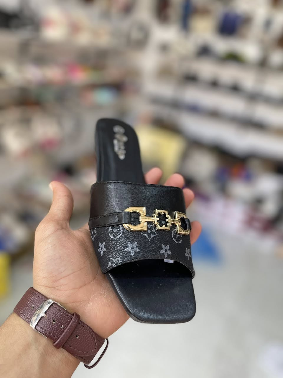 السلام عليكم زبائننا الكرام كل ما هوه جديد عند سنتر محمد غالي.. موسم الصيف يمنه غير ..يتوفر لدينا شحاطات نسائي ورجالي وأطفالي وصنادل نسائي ورجالي لكافه الأعمار ويتوفر لدينا ايظاً احذيه رجالي ونسائي .
📍العنوان:البكرلي ماقبل دكتور نوفل (قرب مستشفى الضمن)


**إذا كنت صاحب هذا الإعلان وتريد حذفه لأي سبب، رجاءا أرسل رسالة إلى الدعم الفني**