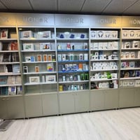 لبيع فاترينات 20 وحد مع 4 ميز عرض جام 07805758229