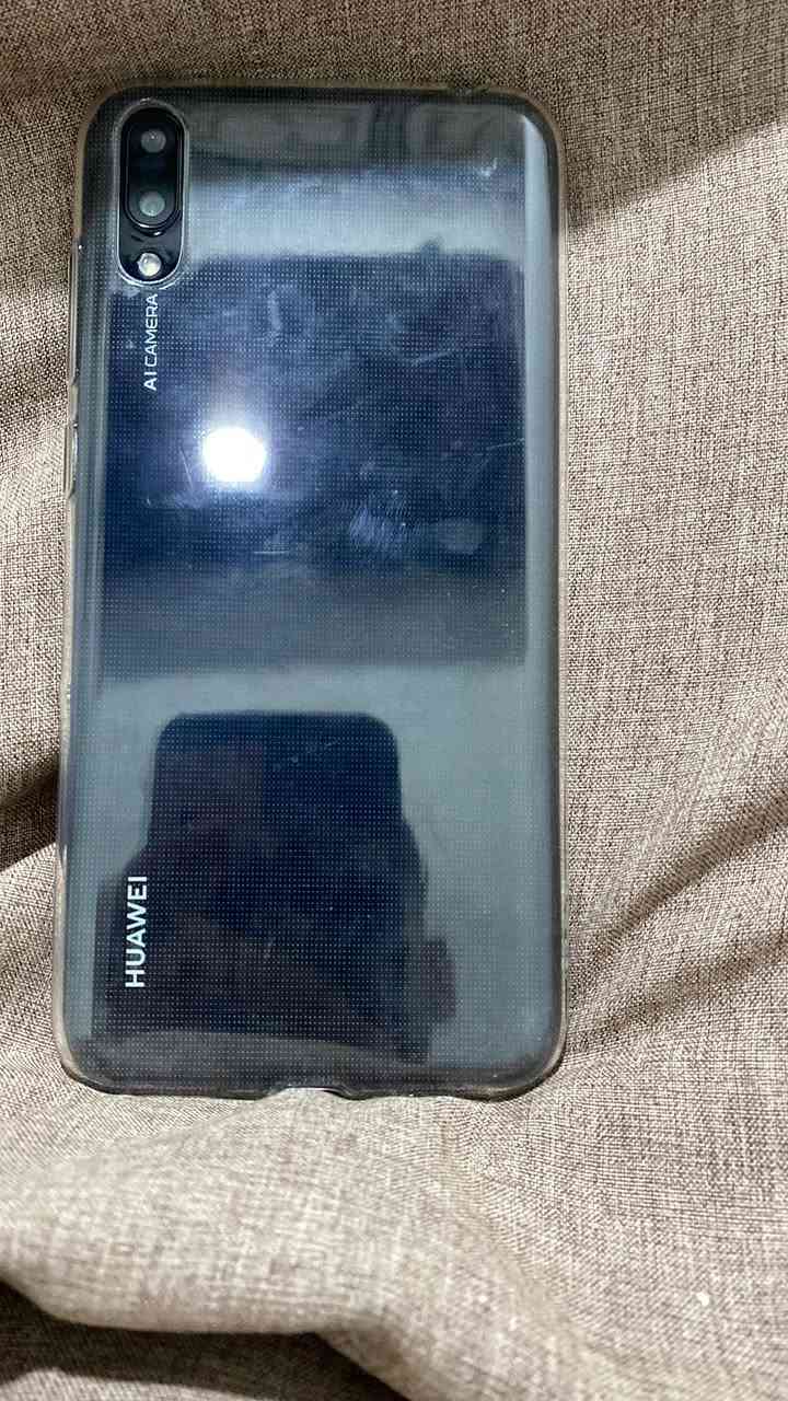 السلام عليكم
---
للبيع هواوي Y7 - مستعمل

📱 المواصفات:
الموديل: Huawei Y7  
الذاكرة: 128GB  
الحالة: شغال 100%

✅ الشغل اللي بيه:
الشاشة بيها فطر خفيف مثل ما موضح بالصورة
باقي الجهاز شغال فول الفول 

🚫 الملحقات: جهاز فقط  
💰 السعر: [50] بي مجال بسيط

للتواصل واتساب 📩 [***********]  
المكان: جبيريه الثانية
---
