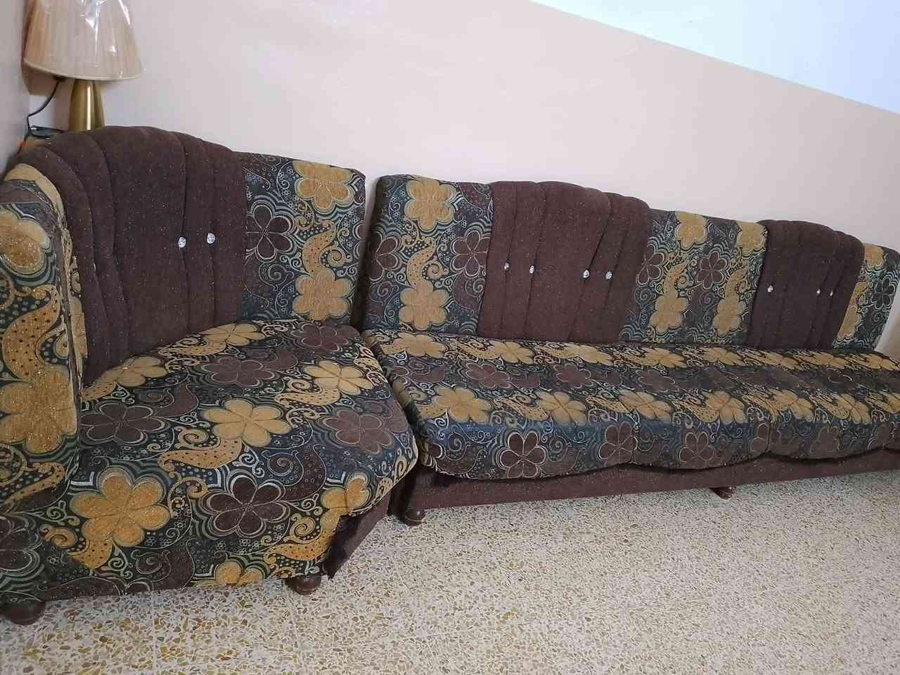 السلام عليكم للبيع 
طخم نظيف وخشب ثقيل 3 قطع كبار مع زاويه 
وتخت نظيف للبيع مكاني الزنجيلي شارع الببسي 
***********
***********
