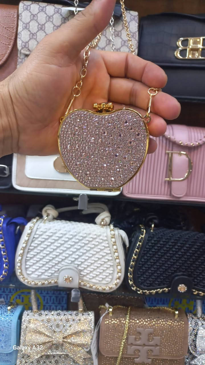 جنطه صغيره 
داخل مرايه


**إذا كنت صاحب هذا الإعلان وتريد حذفه لأي سبب، رجاءا أرسل رسالة إلى الدعم الفني**