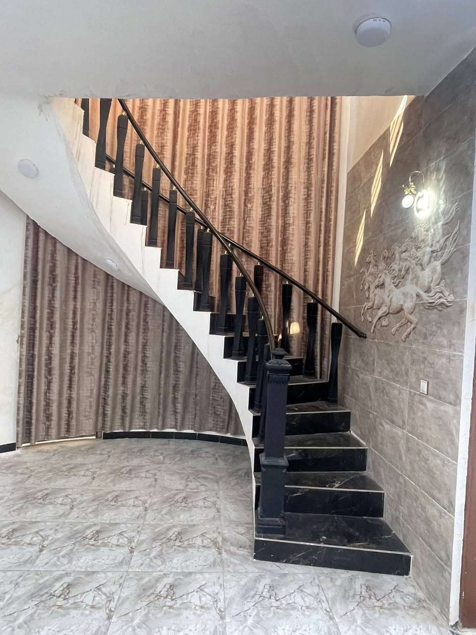 مشتمل للايجار /بناء حديث /الموقع /حله /شارع 100 /قريب محطه لوبكس /المساحه /140م
يتكون البيت من :مطبخ -كلدور-غرفتين نوم -مجمع صحيات 

/السعر /325 /مطلوب عائله صغيره /بدون اثاث 

للاستفسار مراجعه مكتب عقارات {#ديباج #للعقار }☎️***********

🌍عنوان المكتب /حله /بدايه شارع 80 جهه كربلاء مجاور صيدليه الكنز
