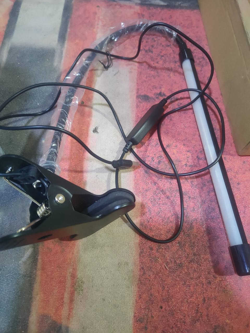 اغراض انارة
مصباح LED مزود بمشبك، ويستخدم عادةً لأغراض متعددة:نمو النباتات: يعمل كضوء لنمو النباتات الداخلية (Grow Light) لتوفير طيف ضوئي مناسب.القراءة والموسيقى: يمكن استخدامه كمصباح لقراءة النوتات الموسيقية أو كإضاءة للمكتب.التجميل: يستخدم أيضًا في تطبيقات التجميل مثل إضاءة الرموش.المميزات: يأتي عادةً مع رقبة مرنة وقاعدة بمشبك للتثبيت، ويعمل عبر منفذ USB.
السعر ١٠ الف


**إذا كنت صاحب هذا الإعلان وتريد حذفه لأي سبب، رجاءا أرسل رسالة إلى الدعم الفني**