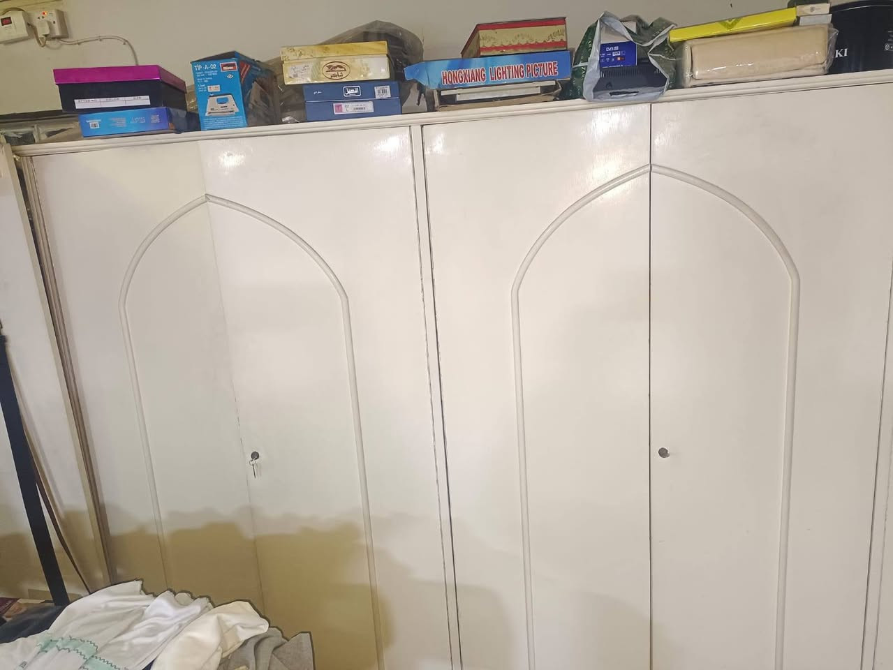 السلام عليكم هاي الغرفة عراقية خشب قوي. سبع قطع تتكون من جرباية و خزانة مال احذية وكومديات ثنين و ميز تواليت و كنتور ست ابواب و تعلاكة ملابس تحوي مجر 
السعر 150
ويوجد خدمة توصيل
***********
