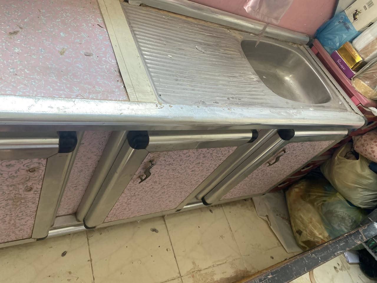 كاونتر للبيع طوله مترتين نضيف  كلشي مابي بس يرادله غسل وكم يده  سعر 50 وبي مجال ‭٠٧٧٧ ٥٣٣ ٢١١٨‬
