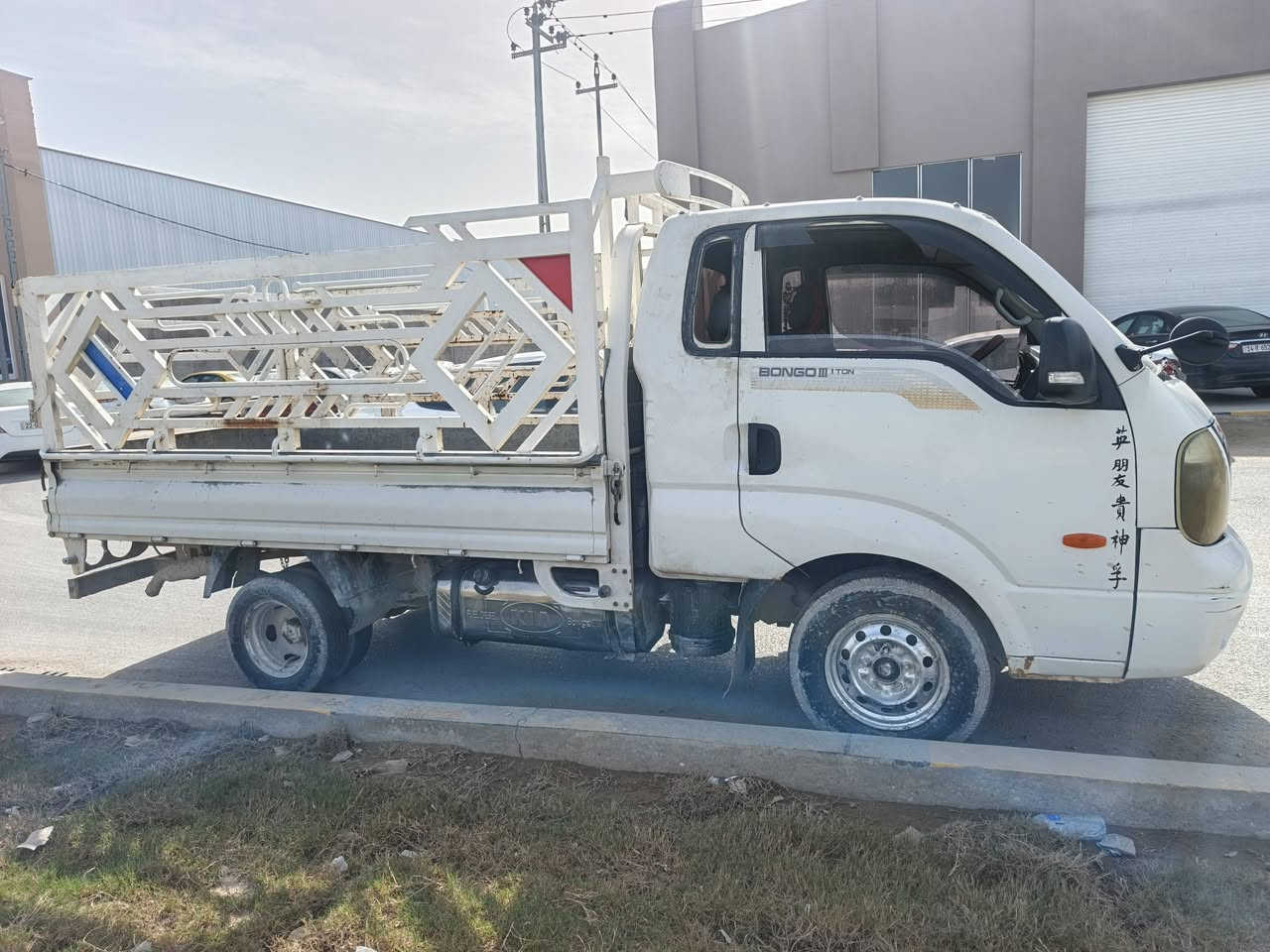 السلام عليكم كيه لبيع موديل 2012 رقم بصره تحويل مباشر مكفوله ضربه وصبق شاصي مكفوله رقم شاصي واضح 
مكينه تعبانه كير جديده كهربايات شغاله مكان السياره بصره سعر 68وبيه مجال قليل هاتف *********** بيع مستعجل
