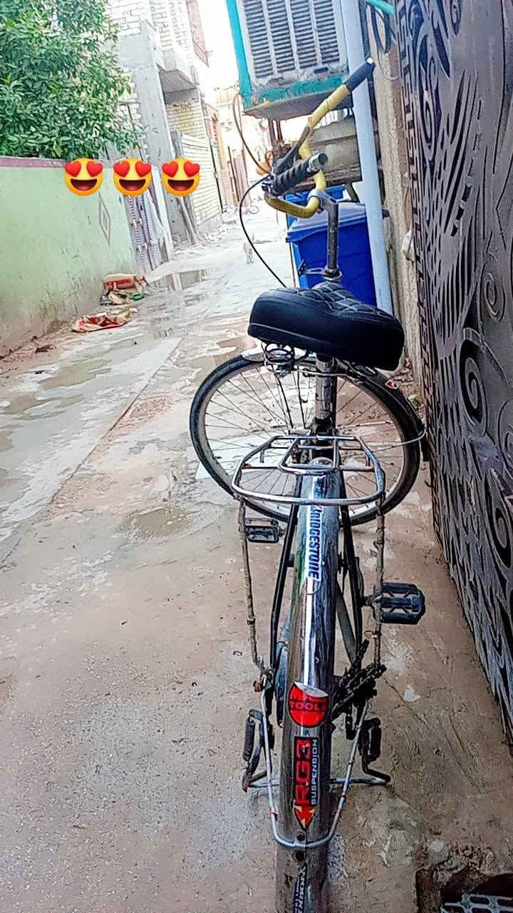السلام عليكم بايسكل بناتي نضيف لون اسود كلشي مابي فقط يحتاجلها ولف التاير الوره ب500 دينار السعر 65 وبي مجال المكان بغداد الكريعات الدهاليك للاستفسار علا الرقم الاتي
***********/ بي واتس اب
