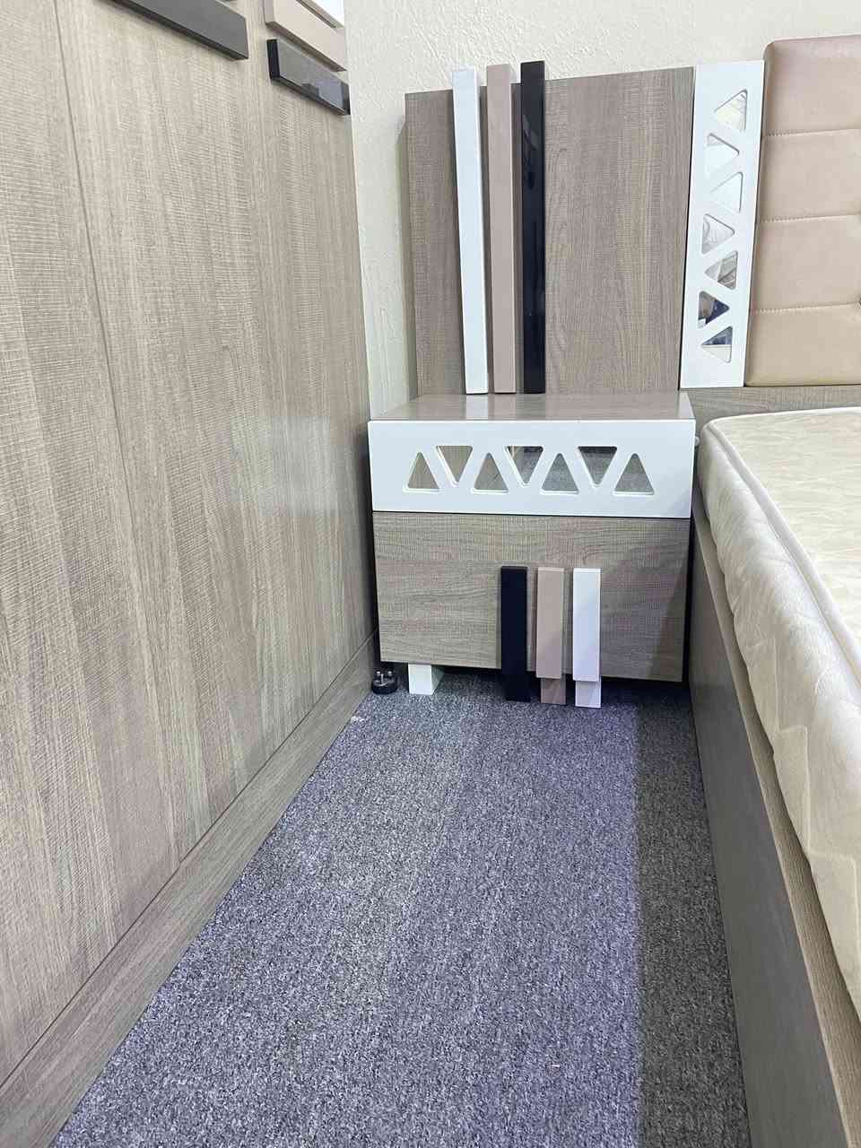 King size bedroom set
180*200cm it is Very good condition no damage 30998725


**إذا كنت صاحب هذا الإعلان وتريد حذفه لأي سبب، رجاءا أرسل رسالة إلى الدعم الفني**