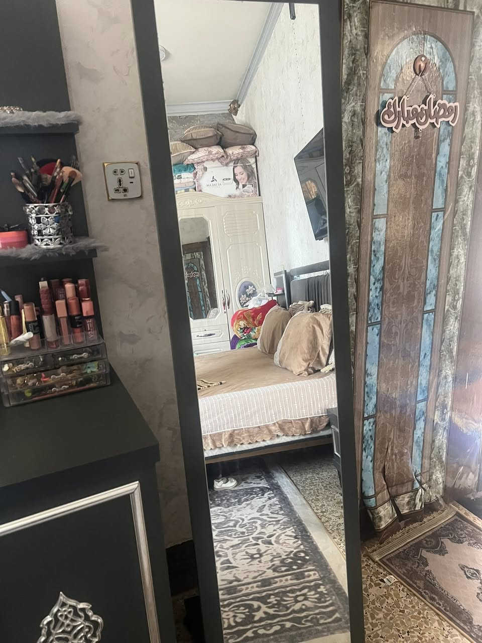 سلام عليكم غرفة تركية للبيع كلش نضيفة ومرتبة بس بيهة كم جرار رادلهن براقي والباقي كلة جديد لونها حلوو وخشبهة ثقيل ومابيهة اي ضرر مكان بغداد ابو غريب السعر 900 وبيهة مجال ***********
