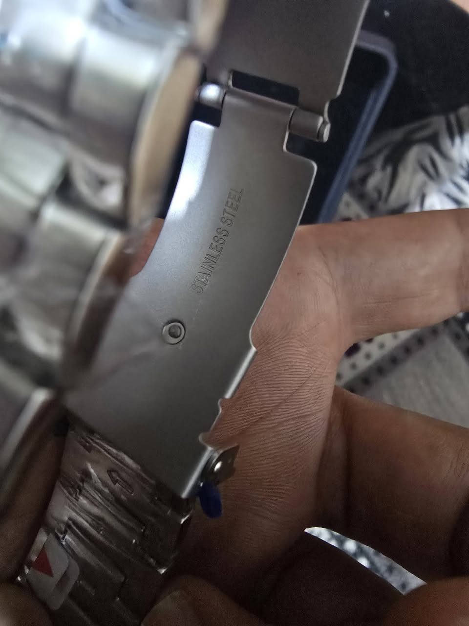 العلامة التجارية: كاسيو إيديفيس (Casio Edifice)
رقم الطراز: EFR-556DB

نوع الحركة: كوارتز (تعمل بالبطارية)

مادة الهيكل والسوار: الفولاذ المقاوم للصدأ

لون المينا: أسود مع لمسات حمراء على المؤشرات والمينا الفرعية

مقاومة الماء: حتى 100 متر (10 بار)، مناسبة للسباحة والغطس السطحي

الميزات: تتضمن وظيفة كرونوغراف (ساعة إيقاف) وعرض للتاريخ 

ساعة وعلبة فقط غير مستعملة 

السعر مزاد
اعلى سعر ابيع 

ساعة وعلبة فقط 

 لتكسرون بلقطعة اخوان
المزاد للرابعة عصرا ينتهي

جديدة غير مستخدمة


**إذا كنت صاحب هذا الإعلان وتريد حذفه لأي سبب، رجاءا أرسل رسالة إلى الدعم الفني**